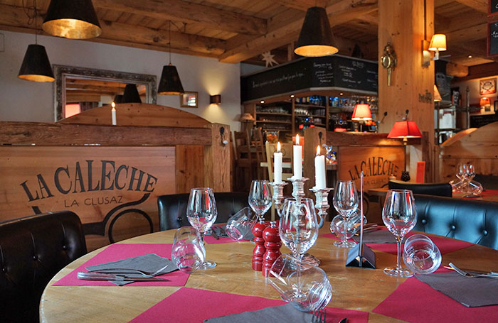 crêpes glaces repas savoyard et cuisine traditionnelle Le Restaurant la Calèche décoration soignée style chalet de montagne