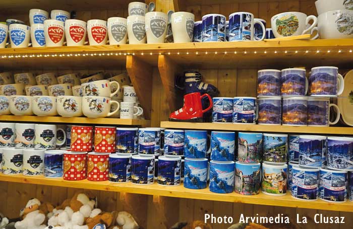 Boutique cadeaux, grand choix de tasses, mugs... marqués La Clusaz