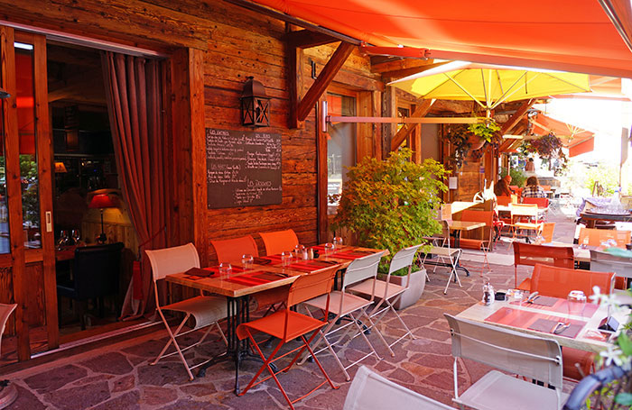 service midi à minuit crêpes glaces repas savoyard et cuisine traditionnelle