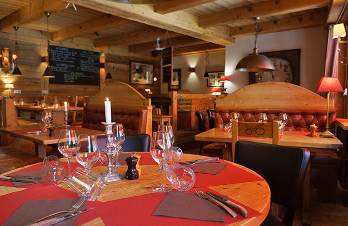 service midi à minuit crêpes glaces repas savoyard et cuisine traditionnelle Restaurant la Calèche pour vos séminaires ou vos fêtes de famille