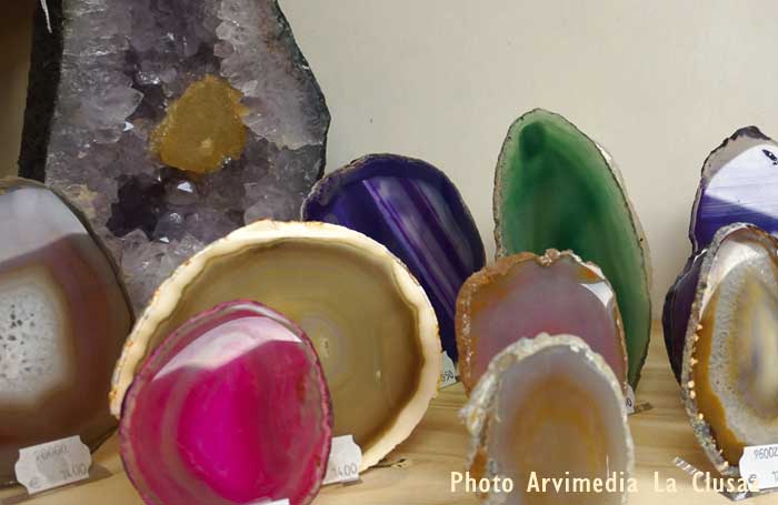 vente de pierres naturelles La Clusaz agate bleue, rouge, verte, brune, rose, violette, turquoise