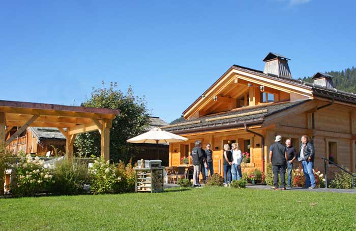 Restaurant La Calèche La Clusaz service midi à minuit crêpes glaces repas savoyard et cuisine traditionnelle