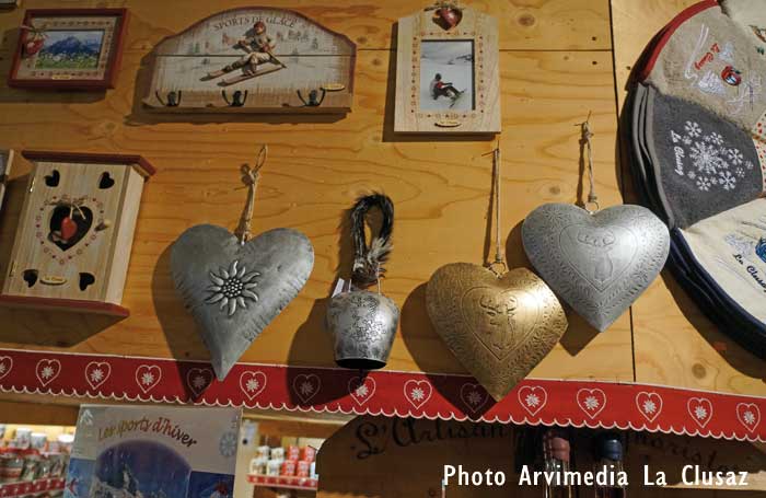 Coeur, cloche, clochette, tableau pense bête... Objets cadeaux souvenirs de La Clusaz artisanat savoyard