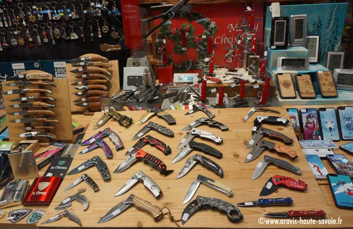 Grand choix de couteaux manche en bois et couteaux Suisse