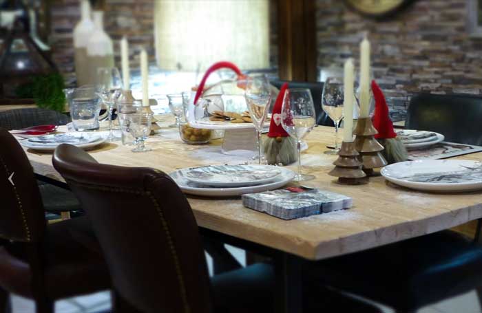 vaisselle savoyarde, verre gravé, chandelier pour bougie, ambiance montagne des Alpes