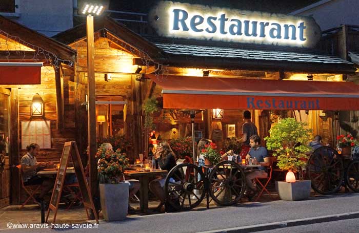 grande salle 120 couverts + terrasse ensoleillée Terrasse très agréable pour passer des soirées inoubliables.