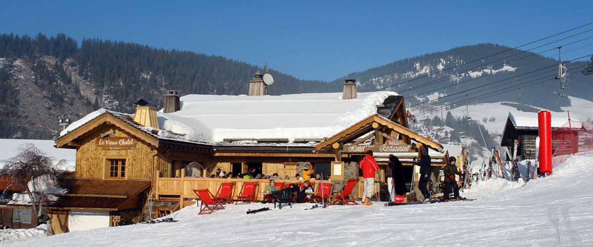 L'hôtel restaurant 4 étoiles Le Vieux Chalet est idéalement situé sur les pistes du Crêt du Merle  vue panoramique sur le village et les Aravis