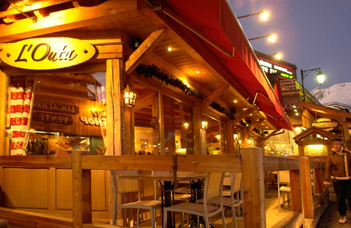 Restaurant pizzeria L'Outa La Clusaz service midi à minuit crêpes glaces repas savoyard et cuisine traditionnelle pizza sur place ou à emporter photo arvimedia