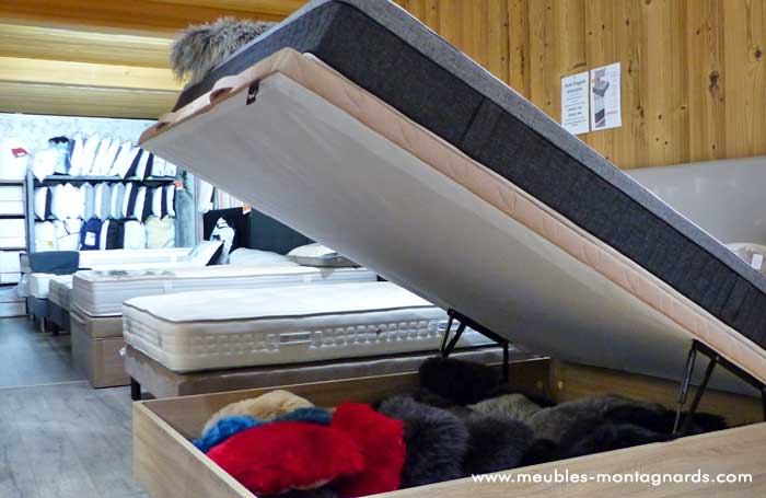 aménagement de chambre style montagne le meuble montagnard La Clusaz Vente de literie, lit adulte avec espace de rangement