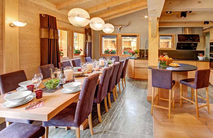 Grande salle à manger avec cuisine location chalet station de ski Haute Savoie