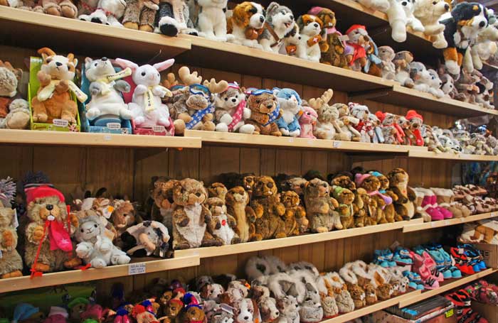 Des peluches, mini sac à dos enfant, marmotte, vache...