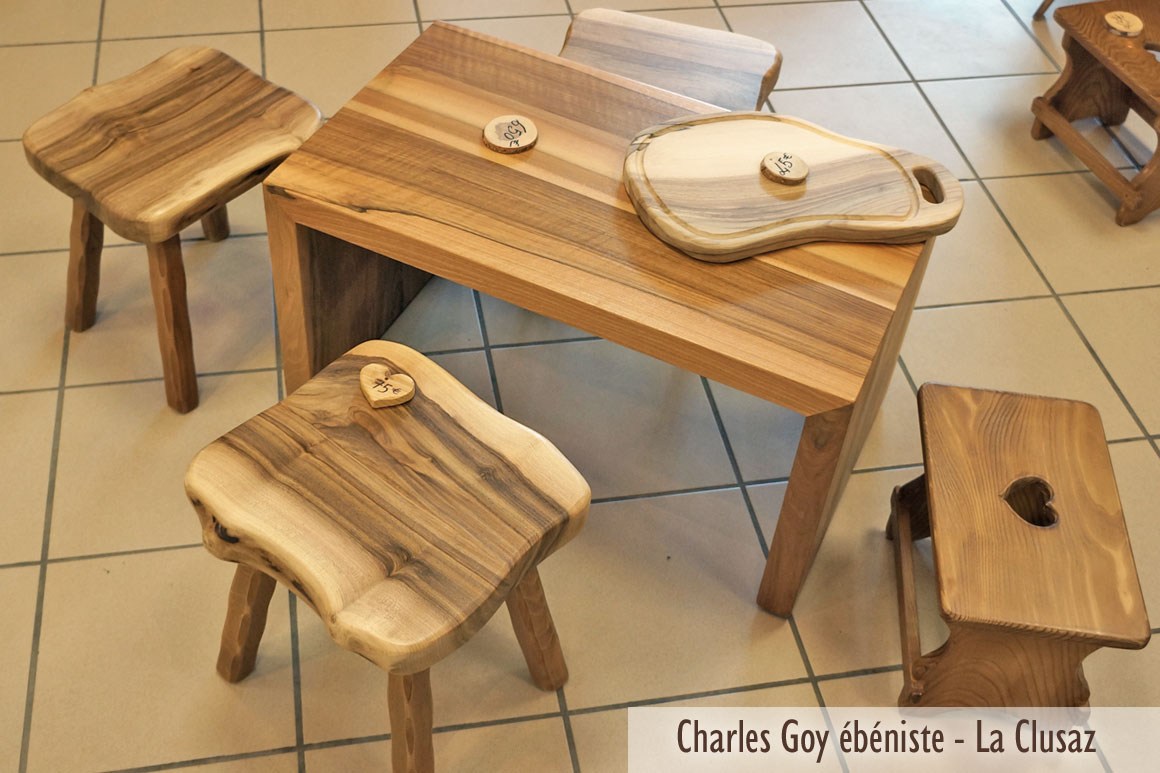 Ensemble de petit mobilier montagnard fabriqué artisanalement dans les règles de l'art. Table, tabourets, petits bancs, Charles Goy 