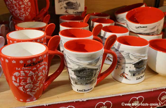tasse rouge et grise, mug avec motifs montagne