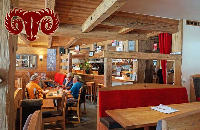 Salle du restaurant bar pizzeria L'Outa le restaurant dispose d'une grande salle intérieure ambiance chalet de montagne très chaleureuse cuisine de qualité et variée