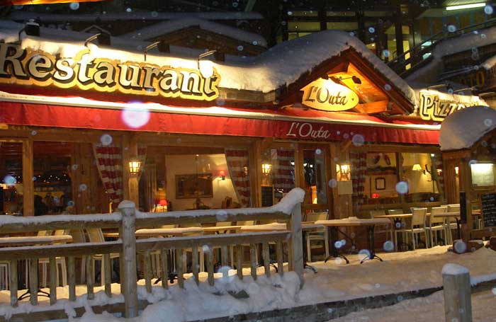 Pizzeria sur place ou à emporter l'outa La Clusaz retrouvez vous dans l'un des plus beau restaurant de la clusaz l'outa spécialités savoyardes et pizza à emporter ou à déguster sur place