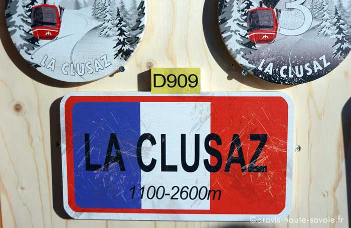 fabriqués en Haute Savoie photo arvimedia panneau routier souvenirs la clusaz altitude 1100 - 2600 m