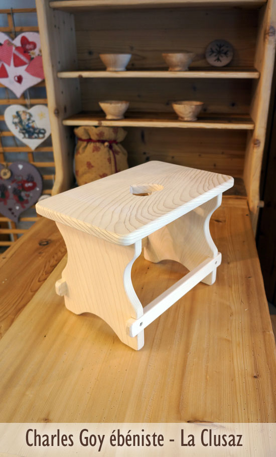 Petit banc en bois de fabrication artisanal garanti, très joli pour décoration chambre enfant.