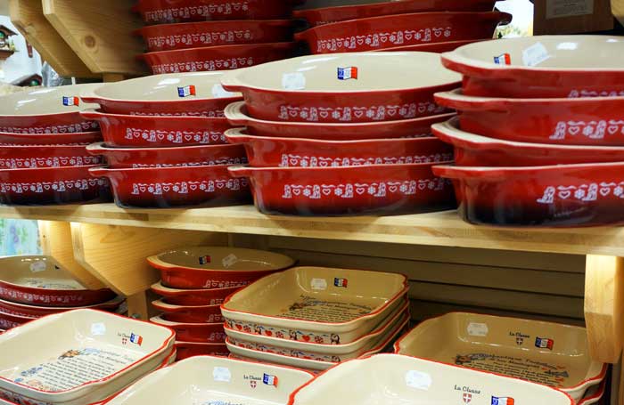 plat à four rouge avec marquage la clusaz arvimedia