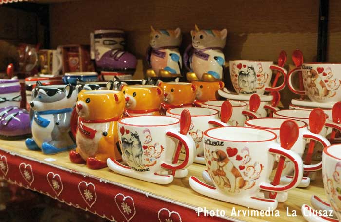 Grand choix de poterie savoyarde avec motifs coeurs