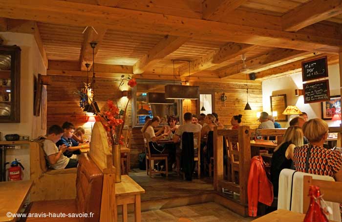 restaurant traditionnel style chalet et cuisine savoyarde