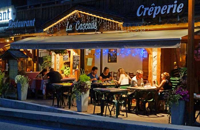 le restaurant est ouvert pendant les saisons d'été et d'hiver, spécialités de crêpes et repas savoyard