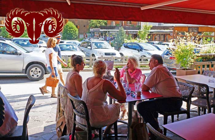 Terrasse du restaurant l'Outa La Clusaz nous disposons aussi d'une très grande terrasse couverte et chauffée pour apprécié la vie à la clusaz le restaurant est ouvert à l'année