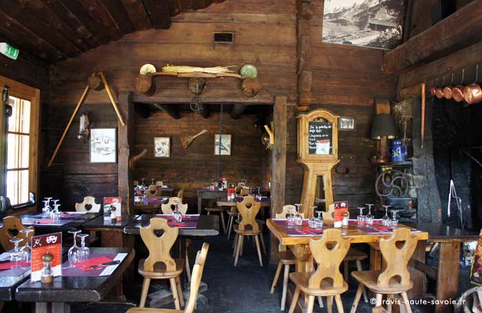 Intérieur du restaurant décoration typique savoyarde