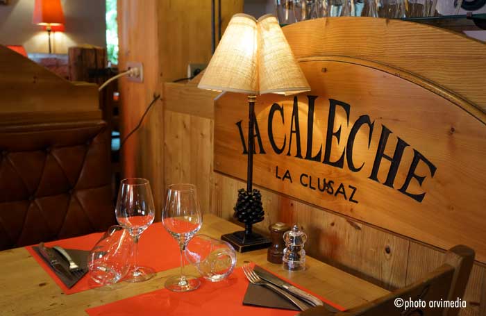 petit espace chaleureux pour un repas en toute intimité