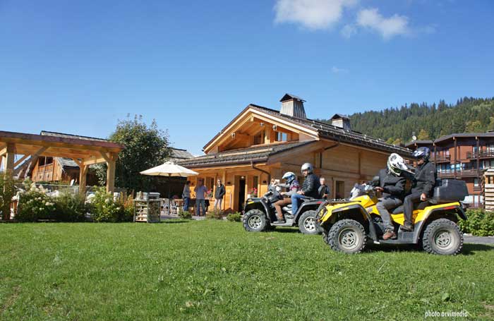 Sortie quad départ du chalet pour des randonnées fantastiques dans les Aravis. activités organisées par mireille boguet