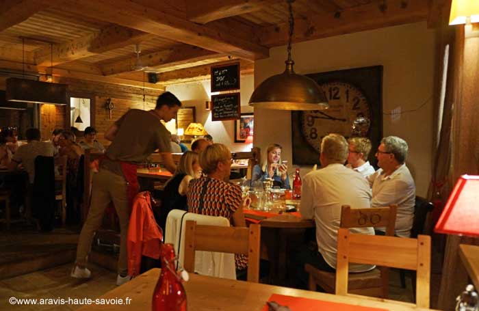 situé à l'entrée du village de la Clusaz