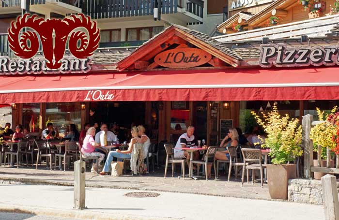 La terrasse de l'Outa l'été venez profiter de notre grande terrasse toujours ensoleillée et spacieuse, le restaurant est ouvert midi et soir toute l'année
