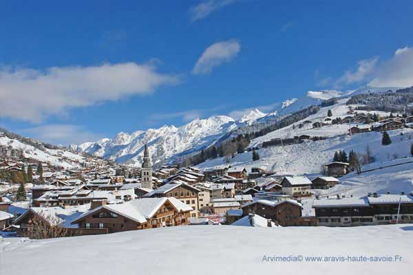 arrière plan la chaine des Aravis