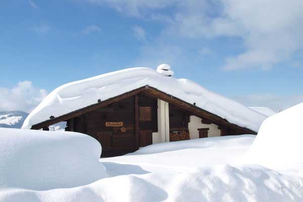 chalet sous la neige